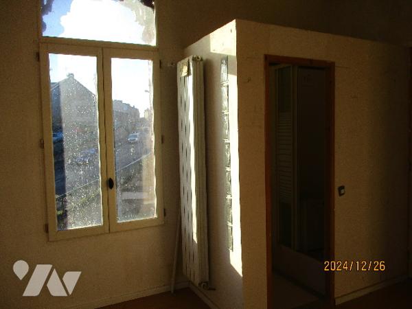 VOUZIERS, un immeuble à usage d'habitation sur 6 niveaux.