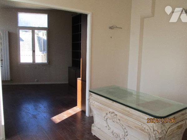 VOUZIERS, un immeuble à usage d'habitation sur 6 niveaux.