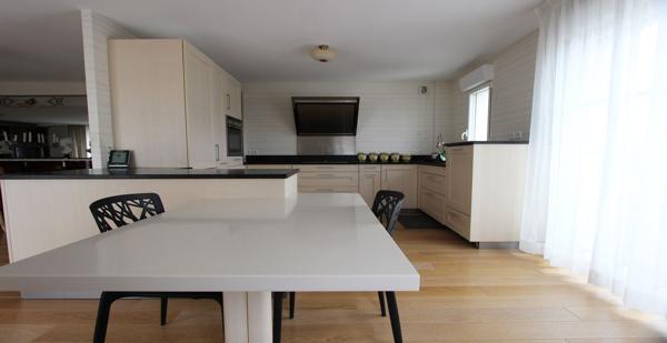 AU DERNIER ÉTAGE, UN TRÈS BEL APPARTEMENT AVEC SES TERRASSES & SES STATIONNEMENTS. - L'agence Immobilier & Associés