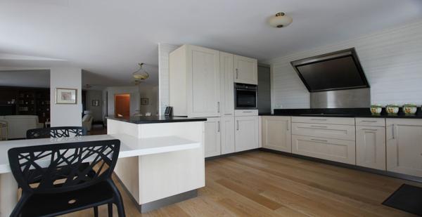AU DERNIER ÉTAGE, UN TRÈS BEL APPARTEMENT AVEC SES TERRASSES & SES STATIONNEMENTS. - L'agence Immobilier & Associés