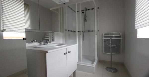 AU DERNIER ÉTAGE, UN TRÈS BEL APPARTEMENT AVEC SES TERRASSES & SES STATIONNEMENTS. - L'agence Immobilier & Associés