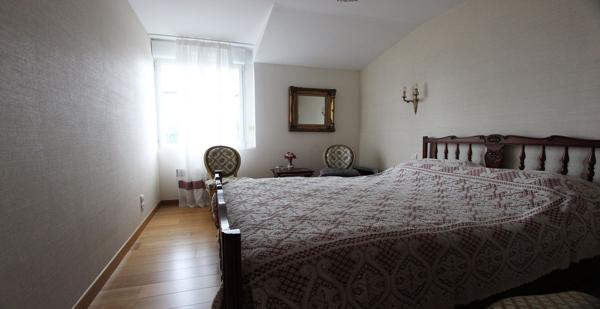 AU DERNIER ÉTAGE, UN TRÈS BEL APPARTEMENT AVEC SES TERRASSES & SES STATIONNEMENTS. - L'agence Immobilier & Associés