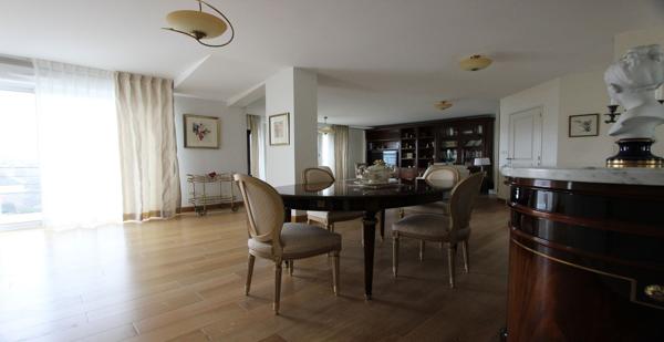 AU DERNIER ÉTAGE, UN TRÈS BEL APPARTEMENT AVEC SES TERRASSES & SES STATIONNEMENTS. - L'agence Immobilier & Associés