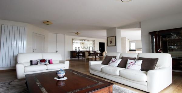 AU DERNIER ÉTAGE, UN TRÈS BEL APPARTEMENT AVEC SES TERRASSES & SES STATIONNEMENTS. - L'agence Immobilier & Associés