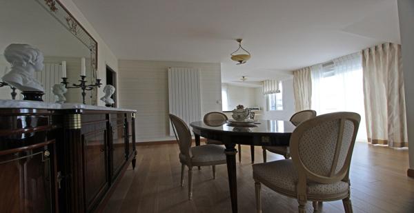 AU DERNIER ÉTAGE, UN TRÈS BEL APPARTEMENT AVEC SES TERRASSES & SES STATIONNEMENTS. - L'agence Immobilier & Associés
