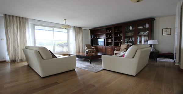 AU DERNIER ÉTAGE, UN TRÈS BEL APPARTEMENT AVEC SES TERRASSES & SES STATIONNEMENTS. - L'agence Immobilier & Associés