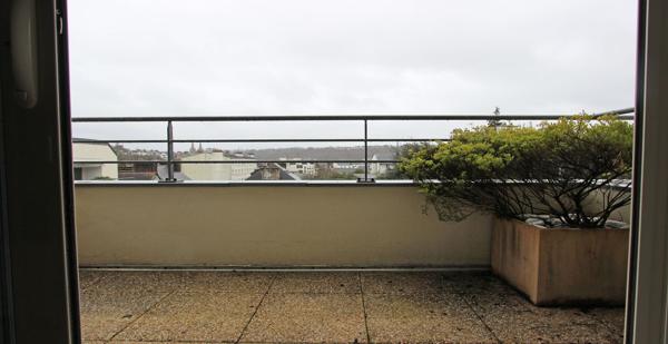 AU DERNIER ÉTAGE, UN TRÈS BEL APPARTEMENT AVEC SES TERRASSES & SES STATIONNEMENTS. - L'agence Immobilier & Associés