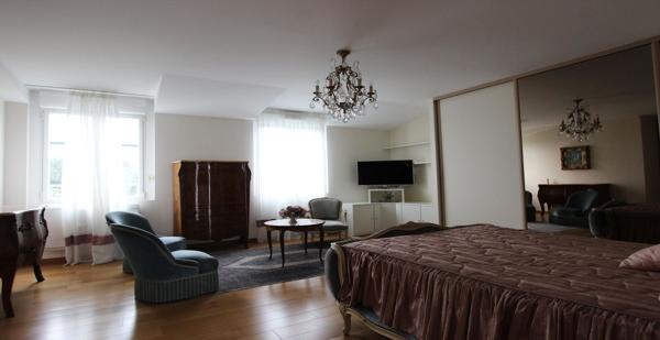 AU DERNIER ÉTAGE, UN TRÈS BEL APPARTEMENT AVEC SES TERRASSES & SES STATIONNEMENTS. - L'agence Immobilier & Associés