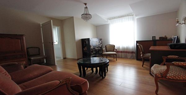 AU DERNIER ÉTAGE, UN TRÈS BEL APPARTEMENT AVEC SES TERRASSES & SES STATIONNEMENTS. - L'agence Immobilier & Associés