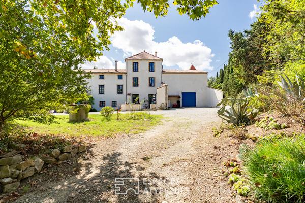 Propriété de caractère rénovée avec gîte, piscine et 4,4 ha – proche Carcassonne