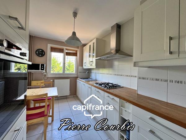 LYON 8 : T3 de 68 m² avec balcon, place de parking et cave