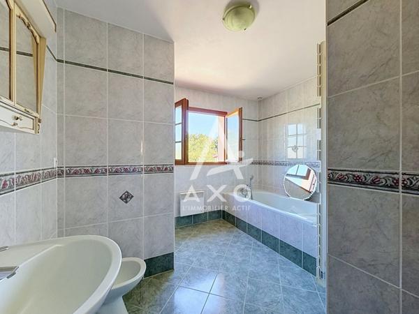 Maison familiale 5 chambres, sous-sol total et 8500m² de terrain