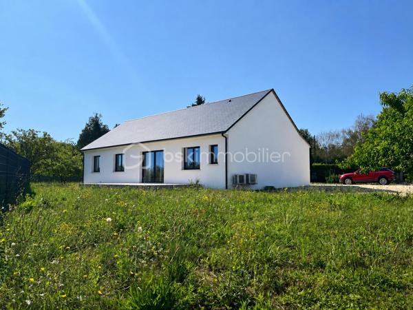 Laissez-vous séduire par cette superbe maison d'environ 111 m²  sur une parcelle de plus de mille mètres carrés avec des arbres fruitiers.
Située dans un environnement calme et préservé, à proximité de la gare de Mehun sur Yèvre et à 15 minutes de Bourges.
Comprenant :
• Espace de vie : Une vaste pièce de vie LUMINEUSE, TRAVERSANTE regroupant salon, séjour et salle à manger, ouverte sur une cuisine MODERNE entièrement équipée.
• Côté nuit : 3 BELLES CHAMBRES, dont une SUITE PARENTALE avec sa salle d’eau PRIVATIVE. Une seconde grande salle d’eau et un WC indépendant complètent l'espace.
• Les plus : Une buanderie fonctionnelle, un garage motorisé et un confort thermique optimal grâce à la CLIMATISATION (Classe Énergie B).

Rare maison alliant MODERNITÉ et SÉRÉNITÉ : il ne vous reste plus qu'à poser vos valises !