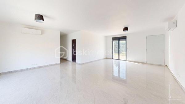 Laissez-vous séduire par cette superbe maison d'environ 111 m²  sur une parcelle de plus de mille mètres carrés avec des arbres fruitiers.
Située dans un environnement calme et préservé, à proximité de la gare de Mehun sur Yèvre et à 15 minutes de Bourges.
Comprenant :
• Espace de vie : Une vaste pièce de vie LUMINEUSE, TRAVERSANTE regroupant salon, séjour et salle à manger, ouverte sur une cuisine MODERNE entièrement équipée.
• Côté nuit : 3 BELLES CHAMBRES, dont une SUITE PARENTALE avec sa salle d’eau PRIVATIVE. Une seconde grande salle d’eau et un WC indépendant complètent l'espace.
• Les plus : Une buanderie fonctionnelle, un garage motorisé et un confort thermique optimal grâce à la CLIMATISATION (Classe Énergie B).

Rare maison alliant MODERNITÉ et SÉRÉNITÉ : il ne vous reste plus qu'à poser vos valises !