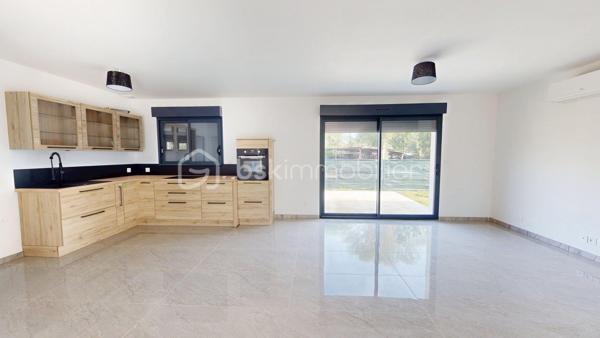Laissez-vous séduire par cette superbe maison d'environ 111 m²  sur une parcelle de plus de mille mètres carrés avec des arbres fruitiers.
Située dans un environnement calme et préservé, à proximité de la gare de Mehun sur Yèvre et à 15 minutes de Bourges.
Comprenant :
• Espace de vie : Une vaste pièce de vie LUMINEUSE, TRAVERSANTE regroupant salon, séjour et salle à manger, ouverte sur une cuisine MODERNE entièrement équipée.
• Côté nuit : 3 BELLES CHAMBRES, dont une SUITE PARENTALE avec sa salle d’eau PRIVATIVE. Une seconde grande salle d’eau et un WC indépendant complètent l'espace.
• Les plus : Une buanderie fonctionnelle, un garage motorisé et un confort thermique optimal grâce à la CLIMATISATION (Classe Énergie B).

Rare maison alliant MODERNITÉ et SÉRÉNITÉ : il ne vous reste plus qu'à poser vos valises !