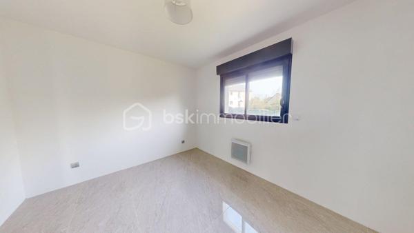 Laissez-vous séduire par cette superbe maison d'environ 111 m²  sur une parcelle de plus de mille mètres carrés avec des arbres fruitiers.
Située dans un environnement calme et préservé, à proximité de la gare de Mehun sur Yèvre et à 15 minutes de Bourges.
Comprenant :
• Espace de vie : Une vaste pièce de vie LUMINEUSE, TRAVERSANTE regroupant salon, séjour et salle à manger, ouverte sur une cuisine MODERNE entièrement équipée.
• Côté nuit : 3 BELLES CHAMBRES, dont une SUITE PARENTALE avec sa salle d’eau PRIVATIVE. Une seconde grande salle d’eau et un WC indépendant complètent l'espace.
• Les plus : Une buanderie fonctionnelle, un garage motorisé et un confort thermique optimal grâce à la CLIMATISATION (Classe Énergie B).

Rare maison alliant MODERNITÉ et SÉRÉNITÉ : il ne vous reste plus qu'à poser vos valises !