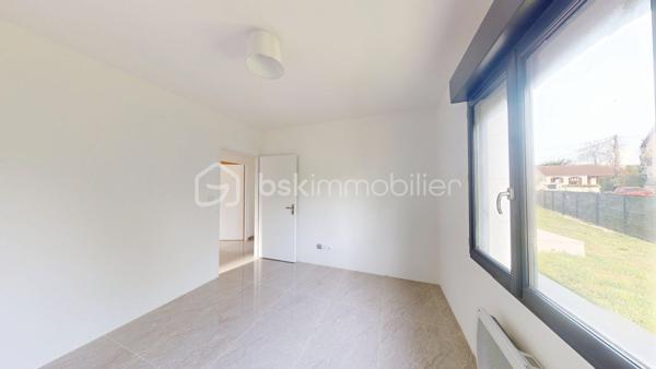 Laissez-vous séduire par cette superbe maison d'environ 111 m²  sur une parcelle de plus de mille mètres carrés avec des arbres fruitiers.
Située dans un environnement calme et préservé, à proximité de la gare de Mehun sur Yèvre et à 15 minutes de Bourges.
Comprenant :
• Espace de vie : Une vaste pièce de vie LUMINEUSE, TRAVERSANTE regroupant salon, séjour et salle à manger, ouverte sur une cuisine MODERNE entièrement équipée.
• Côté nuit : 3 BELLES CHAMBRES, dont une SUITE PARENTALE avec sa salle d’eau PRIVATIVE. Une seconde grande salle d’eau et un WC indépendant complètent l'espace.
• Les plus : Une buanderie fonctionnelle, un garage motorisé et un confort thermique optimal grâce à la CLIMATISATION (Classe Énergie B).

Rare maison alliant MODERNITÉ et SÉRÉNITÉ : il ne vous reste plus qu'à poser vos valises !