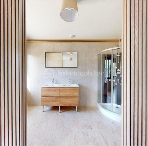 Laissez-vous séduire par cette superbe maison d'environ 111 m²  sur une parcelle de plus de mille mètres carrés avec des arbres fruitiers.
Située dans un environnement calme et préservé, à proximité de la gare de Mehun sur Yèvre et à 15 minutes de Bourges.
Comprenant :
• Espace de vie : Une vaste pièce de vie LUMINEUSE, TRAVERSANTE regroupant salon, séjour et salle à manger, ouverte sur une cuisine MODERNE entièrement équipée.
• Côté nuit : 3 BELLES CHAMBRES, dont une SUITE PARENTALE avec sa salle d’eau PRIVATIVE. Une seconde grande salle d’eau et un WC indépendant complètent l'espace.
• Les plus : Une buanderie fonctionnelle, un garage motorisé et un confort thermique optimal grâce à la CLIMATISATION (Classe Énergie B).

Rare maison alliant MODERNITÉ et SÉRÉNITÉ : il ne vous reste plus qu'à poser vos valises !