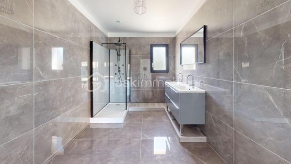 Laissez-vous séduire par cette superbe maison d'environ 111 m²  sur une parcelle de plus de mille mètres carrés avec des arbres fruitiers.
Située dans un environnement calme et préservé, à proximité de la gare de Mehun sur Yèvre et à 15 minutes de Bourges.
Comprenant :
• Espace de vie : Une vaste pièce de vie LUMINEUSE, TRAVERSANTE regroupant salon, séjour et salle à manger, ouverte sur une cuisine MODERNE entièrement équipée.
• Côté nuit : 3 BELLES CHAMBRES, dont une SUITE PARENTALE avec sa salle d’eau PRIVATIVE. Une seconde grande salle d’eau et un WC indépendant complètent l'espace.
• Les plus : Une buanderie fonctionnelle, un garage motorisé et un confort thermique optimal grâce à la CLIMATISATION (Classe Énergie B).

Rare maison alliant MODERNITÉ et SÉRÉNITÉ : il ne vous reste plus qu'à poser vos valises !