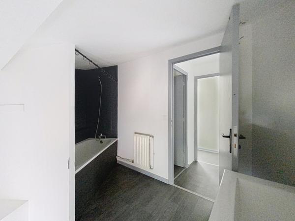 Roussillon (38150) Maison de ville 135 m² – 4 chambres – Cour extérieure – Roussillon Le Haut