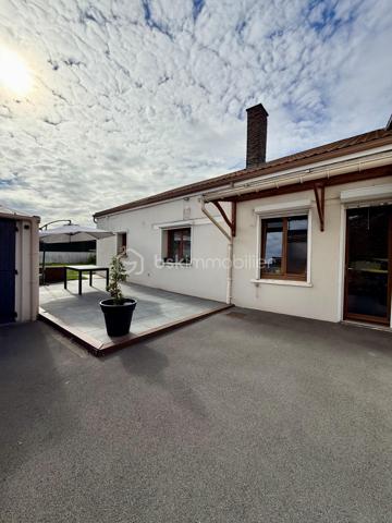 🏡 VOUS POSEZ VOS VALISES, C’EST TOUT ! ❤️

✨ HARNES – Maison individuelle entièrement rénovée – 116 m² – 3 chambres – Garage – 217 000 €

Vous rêvez d’une maison familiale où vous n’avez pas besoin de prévoir des mois de travaux avant de pouvoir en profiter ?

👉 Ne cherchez plus !

Cette jolie maison individuelle de 116 m², située à Harnes sur une parcelle de 300 m², a été entièrement rénovée et n’attend plus que ses nouveaux propriétaires.

Dès l’entrée, vous découvrez une maison chaleureuse et agréable à vivre.

❤️ LE COUP DE CŒUR :

🛋️ Un salon et un séjour communicants offrant un bel espace de vie
🍳 Une cuisine ouverte, lumineuse et conviviale
🛁 Une belle salle de bains avec douche ET baignoire
🛏️ Une chambre de 13 m² au rez-de-chaussée, avec espace bureau
🛏️ À l’étage, deux belles chambres de 16 m² et 8 m²

🌿 ET À L’EXTÉRIEUR ?

Une agréable terrasse pour les repas en famille, les apéros entre amis ou simplement profiter des beaux jours.

🚗 POUR LE STATIONNEMENT :

✔️ Garage
✔️ Allée permettant de stationner 2 véhicules supplémentaires
✔️ Cave de 15 m², propre, sèche et idéale pour le stockage

✨ LES PETITS + QUI FONT LA DIFFÉRENCE :

• Maison individuelle
• Entièrement rénovée
• Double vitrage
• Volets roulants électriques
• Triple vitrage en façade avant pour davantage de confort phonique
• Chauffage gaz de ville
• Aucun gros travaux à prévoir
• DPE C

📍 Un emplacement pratique, proche des écoles, commerces, commodités et principaux axes.

💰 PRIX : 217 000 €

❤️ Une maison familiale, rénovée et prête à vivre…

Il ne reste plus qu’une chose à faire : venir la découvrir !

📞 Contactez-moi pour organiser votre visite.

CORENTIN BARDET – BSK Immobilier
Agent commercial EI – RSAC ARRAS 10271315300017

DPE : C – 145 kWhEP/m²/an
GES : C – 29 kgéqCO₂/m²/an
Montant estimé des dépenses annuelles d’énergie : entre 1 220 € et 1 690 €.