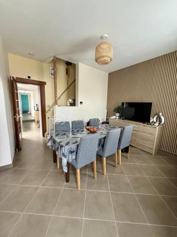 🏡 VOUS POSEZ VOS VALISES, C’EST TOUT ! ❤️

✨ HARNES – Maison individuelle entièrement rénovée – 116 m² – 3 chambres – Garage – 217 000 €

Vous rêvez d’une maison familiale où vous n’avez pas besoin de prévoir des mois de travaux avant de pouvoir en profiter ?

👉 Ne cherchez plus !

Cette jolie maison individuelle de 116 m², située à Harnes sur une parcelle de 300 m², a été entièrement rénovée et n’attend plus que ses nouveaux propriétaires.

Dès l’entrée, vous découvrez une maison chaleureuse et agréable à vivre.

❤️ LE COUP DE CŒUR :

🛋️ Un salon et un séjour communicants offrant un bel espace de vie
🍳 Une cuisine ouverte, lumineuse et conviviale
🛁 Une belle salle de bains avec douche ET baignoire
🛏️ Une chambre de 13 m² au rez-de-chaussée, avec espace bureau
🛏️ À l’étage, deux belles chambres de 16 m² et 8 m²

🌿 ET À L’EXTÉRIEUR ?

Une agréable terrasse pour les repas en famille, les apéros entre amis ou simplement profiter des beaux jours.

🚗 POUR LE STATIONNEMENT :

✔️ Garage
✔️ Allée permettant de stationner 2 véhicules supplémentaires
✔️ Cave de 15 m², propre, sèche et idéale pour le stockage

✨ LES PETITS + QUI FONT LA DIFFÉRENCE :

• Maison individuelle
• Entièrement rénovée
• Double vitrage
• Volets roulants électriques
• Triple vitrage en façade avant pour davantage de confort phonique
• Chauffage gaz de ville
• Aucun gros travaux à prévoir
• DPE C

📍 Un emplacement pratique, proche des écoles, commerces, commodités et principaux axes.

💰 PRIX : 217 000 €

❤️ Une maison familiale, rénovée et prête à vivre…

Il ne reste plus qu’une chose à faire : venir la découvrir !

📞 Contactez-moi pour organiser votre visite.

CORENTIN BARDET – BSK Immobilier
Agent commercial EI – RSAC ARRAS 10271315300017

DPE : C – 145 kWhEP/m²/an
GES : C – 29 kgéqCO₂/m²/an
Montant estimé des dépenses annuelles d’énergie : entre 1 220 € et 1 690 €.