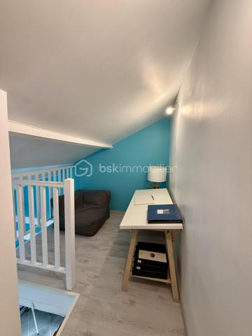 🏡 VOUS POSEZ VOS VALISES, C’EST TOUT ! ❤️

✨ HARNES – Maison individuelle entièrement rénovée – 116 m² – 3 chambres – Garage – 217 000 €

Vous rêvez d’une maison familiale où vous n’avez pas besoin de prévoir des mois de travaux avant de pouvoir en profiter ?

👉 Ne cherchez plus !

Cette jolie maison individuelle de 116 m², située à Harnes sur une parcelle de 300 m², a été entièrement rénovée et n’attend plus que ses nouveaux propriétaires.

Dès l’entrée, vous découvrez une maison chaleureuse et agréable à vivre.

❤️ LE COUP DE CŒUR :

🛋️ Un salon et un séjour communicants offrant un bel espace de vie
🍳 Une cuisine ouverte, lumineuse et conviviale
🛁 Une belle salle de bains avec douche ET baignoire
🛏️ Une chambre de 13 m² au rez-de-chaussée, avec espace bureau
🛏️ À l’étage, deux belles chambres de 16 m² et 8 m²

🌿 ET À L’EXTÉRIEUR ?

Une agréable terrasse pour les repas en famille, les apéros entre amis ou simplement profiter des beaux jours.

🚗 POUR LE STATIONNEMENT :

✔️ Garage
✔️ Allée permettant de stationner 2 véhicules supplémentaires
✔️ Cave de 15 m², propre, sèche et idéale pour le stockage

✨ LES PETITS + QUI FONT LA DIFFÉRENCE :

• Maison individuelle
• Entièrement rénovée
• Double vitrage
• Volets roulants électriques
• Triple vitrage en façade avant pour davantage de confort phonique
• Chauffage gaz de ville
• Aucun gros travaux à prévoir
• DPE C

📍 Un emplacement pratique, proche des écoles, commerces, commodités et principaux axes.

💰 PRIX : 217 000 €

❤️ Une maison familiale, rénovée et prête à vivre…

Il ne reste plus qu’une chose à faire : venir la découvrir !

📞 Contactez-moi pour organiser votre visite.

CORENTIN BARDET – BSK Immobilier
Agent commercial EI – RSAC ARRAS 10271315300017

DPE : C – 145 kWhEP/m²/an
GES : C – 29 kgéqCO₂/m²/an
Montant estimé des dépenses annuelles d’énergie : entre 1 220 € et 1 690 €.