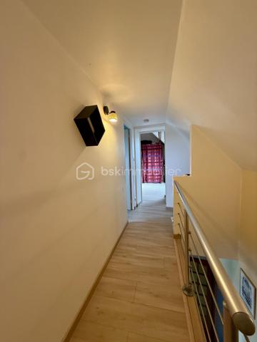 🏡 VOUS POSEZ VOS VALISES, C’EST TOUT ! ❤️

✨ HARNES – Maison individuelle entièrement rénovée – 116 m² – 3 chambres – Garage – 217 000 €

Vous rêvez d’une maison familiale où vous n’avez pas besoin de prévoir des mois de travaux avant de pouvoir en profiter ?

👉 Ne cherchez plus !

Cette jolie maison individuelle de 116 m², située à Harnes sur une parcelle de 300 m², a été entièrement rénovée et n’attend plus que ses nouveaux propriétaires.

Dès l’entrée, vous découvrez une maison chaleureuse et agréable à vivre.

❤️ LE COUP DE CŒUR :

🛋️ Un salon et un séjour communicants offrant un bel espace de vie
🍳 Une cuisine ouverte, lumineuse et conviviale
🛁 Une belle salle de bains avec douche ET baignoire
🛏️ Une chambre de 13 m² au rez-de-chaussée, avec espace bureau
🛏️ À l’étage, deux belles chambres de 16 m² et 8 m²

🌿 ET À L’EXTÉRIEUR ?

Une agréable terrasse pour les repas en famille, les apéros entre amis ou simplement profiter des beaux jours.

🚗 POUR LE STATIONNEMENT :

✔️ Garage
✔️ Allée permettant de stationner 2 véhicules supplémentaires
✔️ Cave de 15 m², propre, sèche et idéale pour le stockage

✨ LES PETITS + QUI FONT LA DIFFÉRENCE :

• Maison individuelle
• Entièrement rénovée
• Double vitrage
• Volets roulants électriques
• Triple vitrage en façade avant pour davantage de confort phonique
• Chauffage gaz de ville
• Aucun gros travaux à prévoir
• DPE C

📍 Un emplacement pratique, proche des écoles, commerces, commodités et principaux axes.

💰 PRIX : 217 000 €

❤️ Une maison familiale, rénovée et prête à vivre…

Il ne reste plus qu’une chose à faire : venir la découvrir !

📞 Contactez-moi pour organiser votre visite.

CORENTIN BARDET – BSK Immobilier
Agent commercial EI – RSAC ARRAS 10271315300017

DPE : C – 145 kWhEP/m²/an
GES : C – 29 kgéqCO₂/m²/an
Montant estimé des dépenses annuelles d’énergie : entre 1 220 € et 1 690 €.