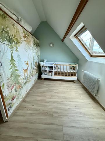 🏡 VOUS POSEZ VOS VALISES, C’EST TOUT ! ❤️

✨ HARNES – Maison individuelle entièrement rénovée – 116 m² – 3 chambres – Garage – 217 000 €

Vous rêvez d’une maison familiale où vous n’avez pas besoin de prévoir des mois de travaux avant de pouvoir en profiter ?

👉 Ne cherchez plus !

Cette jolie maison individuelle de 116 m², située à Harnes sur une parcelle de 300 m², a été entièrement rénovée et n’attend plus que ses nouveaux propriétaires.

Dès l’entrée, vous découvrez une maison chaleureuse et agréable à vivre.

❤️ LE COUP DE CŒUR :

🛋️ Un salon et un séjour communicants offrant un bel espace de vie
🍳 Une cuisine ouverte, lumineuse et conviviale
🛁 Une belle salle de bains avec douche ET baignoire
🛏️ Une chambre de 13 m² au rez-de-chaussée, avec espace bureau
🛏️ À l’étage, deux belles chambres de 16 m² et 8 m²

🌿 ET À L’EXTÉRIEUR ?

Une agréable terrasse pour les repas en famille, les apéros entre amis ou simplement profiter des beaux jours.

🚗 POUR LE STATIONNEMENT :

✔️ Garage
✔️ Allée permettant de stationner 2 véhicules supplémentaires
✔️ Cave de 15 m², propre, sèche et idéale pour le stockage

✨ LES PETITS + QUI FONT LA DIFFÉRENCE :

• Maison individuelle
• Entièrement rénovée
• Double vitrage
• Volets roulants électriques
• Triple vitrage en façade avant pour davantage de confort phonique
• Chauffage gaz de ville
• Aucun gros travaux à prévoir
• DPE C

📍 Un emplacement pratique, proche des écoles, commerces, commodités et principaux axes.

💰 PRIX : 217 000 €

❤️ Une maison familiale, rénovée et prête à vivre…

Il ne reste plus qu’une chose à faire : venir la découvrir !

📞 Contactez-moi pour organiser votre visite.

CORENTIN BARDET – BSK Immobilier
Agent commercial EI – RSAC ARRAS 10271315300017

DPE : C – 145 kWhEP/m²/an
GES : C – 29 kgéqCO₂/m²/an
Montant estimé des dépenses annuelles d’énergie : entre 1 220 € et 1 690 €.