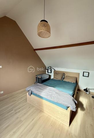 🏡 VOUS POSEZ VOS VALISES, C’EST TOUT ! ❤️

✨ HARNES – Maison individuelle entièrement rénovée – 116 m² – 3 chambres – Garage – 217 000 €

Vous rêvez d’une maison familiale où vous n’avez pas besoin de prévoir des mois de travaux avant de pouvoir en profiter ?

👉 Ne cherchez plus !

Cette jolie maison individuelle de 116 m², située à Harnes sur une parcelle de 300 m², a été entièrement rénovée et n’attend plus que ses nouveaux propriétaires.

Dès l’entrée, vous découvrez une maison chaleureuse et agréable à vivre.

❤️ LE COUP DE CŒUR :

🛋️ Un salon et un séjour communicants offrant un bel espace de vie
🍳 Une cuisine ouverte, lumineuse et conviviale
🛁 Une belle salle de bains avec douche ET baignoire
🛏️ Une chambre de 13 m² au rez-de-chaussée, avec espace bureau
🛏️ À l’étage, deux belles chambres de 16 m² et 8 m²

🌿 ET À L’EXTÉRIEUR ?

Une agréable terrasse pour les repas en famille, les apéros entre amis ou simplement profiter des beaux jours.

🚗 POUR LE STATIONNEMENT :

✔️ Garage
✔️ Allée permettant de stationner 2 véhicules supplémentaires
✔️ Cave de 15 m², propre, sèche et idéale pour le stockage

✨ LES PETITS + QUI FONT LA DIFFÉRENCE :

• Maison individuelle
• Entièrement rénovée
• Double vitrage
• Volets roulants électriques
• Triple vitrage en façade avant pour davantage de confort phonique
• Chauffage gaz de ville
• Aucun gros travaux à prévoir
• DPE C

📍 Un emplacement pratique, proche des écoles, commerces, commodités et principaux axes.

💰 PRIX : 217 000 €

❤️ Une maison familiale, rénovée et prête à vivre…

Il ne reste plus qu’une chose à faire : venir la découvrir !

📞 Contactez-moi pour organiser votre visite.

CORENTIN BARDET – BSK Immobilier
Agent commercial EI – RSAC ARRAS 10271315300017

DPE : C – 145 kWhEP/m²/an
GES : C – 29 kgéqCO₂/m²/an
Montant estimé des dépenses annuelles d’énergie : entre 1 220 € et 1 690 €.