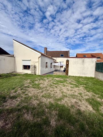 🏡 VOUS POSEZ VOS VALISES, C’EST TOUT ! ❤️

✨ HARNES – Maison individuelle entièrement rénovée – 116 m² – 3 chambres – Garage – 217 000 €

Vous rêvez d’une maison familiale où vous n’avez pas besoin de prévoir des mois de travaux avant de pouvoir en profiter ?

👉 Ne cherchez plus !

Cette jolie maison individuelle de 116 m², située à Harnes sur une parcelle de 300 m², a été entièrement rénovée et n’attend plus que ses nouveaux propriétaires.

Dès l’entrée, vous découvrez une maison chaleureuse et agréable à vivre.

❤️ LE COUP DE CŒUR :

🛋️ Un salon et un séjour communicants offrant un bel espace de vie
🍳 Une cuisine ouverte, lumineuse et conviviale
🛁 Une belle salle de bains avec douche ET baignoire
🛏️ Une chambre de 13 m² au rez-de-chaussée, avec espace bureau
🛏️ À l’étage, deux belles chambres de 16 m² et 8 m²

🌿 ET À L’EXTÉRIEUR ?

Une agréable terrasse pour les repas en famille, les apéros entre amis ou simplement profiter des beaux jours.

🚗 POUR LE STATIONNEMENT :

✔️ Garage
✔️ Allée permettant de stationner 2 véhicules supplémentaires
✔️ Cave de 15 m², propre, sèche et idéale pour le stockage

✨ LES PETITS + QUI FONT LA DIFFÉRENCE :

• Maison individuelle
• Entièrement rénovée
• Double vitrage
• Volets roulants électriques
• Triple vitrage en façade avant pour davantage de confort phonique
• Chauffage gaz de ville
• Aucun gros travaux à prévoir
• DPE C

📍 Un emplacement pratique, proche des écoles, commerces, commodités et principaux axes.

💰 PRIX : 217 000 €

❤️ Une maison familiale, rénovée et prête à vivre…

Il ne reste plus qu’une chose à faire : venir la découvrir !

📞 Contactez-moi pour organiser votre visite.

CORENTIN BARDET – BSK Immobilier
Agent commercial EI – RSAC ARRAS 10271315300017

DPE : C – 145 kWhEP/m²/an
GES : C – 29 kgéqCO₂/m²/an
Montant estimé des dépenses annuelles d’énergie : entre 1 220 € et 1 690 €.