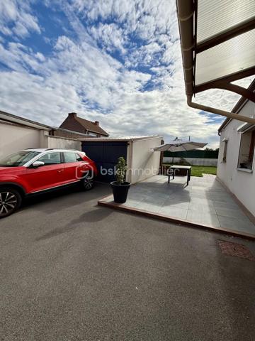 🏡 VOUS POSEZ VOS VALISES, C’EST TOUT ! ❤️

✨ HARNES – Maison individuelle entièrement rénovée – 116 m² – 3 chambres – Garage – 217 000 €

Vous rêvez d’une maison familiale où vous n’avez pas besoin de prévoir des mois de travaux avant de pouvoir en profiter ?

👉 Ne cherchez plus !

Cette jolie maison individuelle de 116 m², située à Harnes sur une parcelle de 300 m², a été entièrement rénovée et n’attend plus que ses nouveaux propriétaires.

Dès l’entrée, vous découvrez une maison chaleureuse et agréable à vivre.

❤️ LE COUP DE CŒUR :

🛋️ Un salon et un séjour communicants offrant un bel espace de vie
🍳 Une cuisine ouverte, lumineuse et conviviale
🛁 Une belle salle de bains avec douche ET baignoire
🛏️ Une chambre de 13 m² au rez-de-chaussée, avec espace bureau
🛏️ À l’étage, deux belles chambres de 16 m² et 8 m²

🌿 ET À L’EXTÉRIEUR ?

Une agréable terrasse pour les repas en famille, les apéros entre amis ou simplement profiter des beaux jours.

🚗 POUR LE STATIONNEMENT :

✔️ Garage
✔️ Allée permettant de stationner 2 véhicules supplémentaires
✔️ Cave de 15 m², propre, sèche et idéale pour le stockage

✨ LES PETITS + QUI FONT LA DIFFÉRENCE :

• Maison individuelle
• Entièrement rénovée
• Double vitrage
• Volets roulants électriques
• Triple vitrage en façade avant pour davantage de confort phonique
• Chauffage gaz de ville
• Aucun gros travaux à prévoir
• DPE C

📍 Un emplacement pratique, proche des écoles, commerces, commodités et principaux axes.

💰 PRIX : 217 000 €

❤️ Une maison familiale, rénovée et prête à vivre…

Il ne reste plus qu’une chose à faire : venir la découvrir !

📞 Contactez-moi pour organiser votre visite.

CORENTIN BARDET – BSK Immobilier
Agent commercial EI – RSAC ARRAS 10271315300017

DPE : C – 145 kWhEP/m²/an
GES : C – 29 kgéqCO₂/m²/an
Montant estimé des dépenses annuelles d’énergie : entre 1 220 € et 1 690 €.