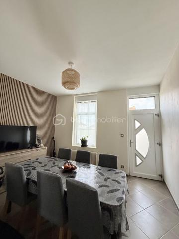 🏡 VOUS POSEZ VOS VALISES, C’EST TOUT ! ❤️

✨ HARNES – Maison individuelle entièrement rénovée – 116 m² – 3 chambres – Garage – 217 000 €

Vous rêvez d’une maison familiale où vous n’avez pas besoin de prévoir des mois de travaux avant de pouvoir en profiter ?

👉 Ne cherchez plus !

Cette jolie maison individuelle de 116 m², située à Harnes sur une parcelle de 300 m², a été entièrement rénovée et n’attend plus que ses nouveaux propriétaires.

Dès l’entrée, vous découvrez une maison chaleureuse et agréable à vivre.

❤️ LE COUP DE CŒUR :

🛋️ Un salon et un séjour communicants offrant un bel espace de vie
🍳 Une cuisine ouverte, lumineuse et conviviale
🛁 Une belle salle de bains avec douche ET baignoire
🛏️ Une chambre de 13 m² au rez-de-chaussée, avec espace bureau
🛏️ À l’étage, deux belles chambres de 16 m² et 8 m²

🌿 ET À L’EXTÉRIEUR ?

Une agréable terrasse pour les repas en famille, les apéros entre amis ou simplement profiter des beaux jours.

🚗 POUR LE STATIONNEMENT :

✔️ Garage
✔️ Allée permettant de stationner 2 véhicules supplémentaires
✔️ Cave de 15 m², propre, sèche et idéale pour le stockage

✨ LES PETITS + QUI FONT LA DIFFÉRENCE :

• Maison individuelle
• Entièrement rénovée
• Double vitrage
• Volets roulants électriques
• Triple vitrage en façade avant pour davantage de confort phonique
• Chauffage gaz de ville
• Aucun gros travaux à prévoir
• DPE C

📍 Un emplacement pratique, proche des écoles, commerces, commodités et principaux axes.

💰 PRIX : 217 000 €

❤️ Une maison familiale, rénovée et prête à vivre…

Il ne reste plus qu’une chose à faire : venir la découvrir !

📞 Contactez-moi pour organiser votre visite.

CORENTIN BARDET – BSK Immobilier
Agent commercial EI – RSAC ARRAS 10271315300017

DPE : C – 145 kWhEP/m²/an
GES : C – 29 kgéqCO₂/m²/an
Montant estimé des dépenses annuelles d’énergie : entre 1 220 € et 1 690 €.