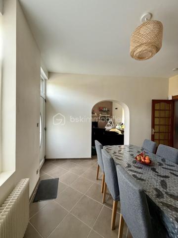 🏡 VOUS POSEZ VOS VALISES, C’EST TOUT ! ❤️

✨ HARNES – Maison individuelle entièrement rénovée – 116 m² – 3 chambres – Garage – 217 000 €

Vous rêvez d’une maison familiale où vous n’avez pas besoin de prévoir des mois de travaux avant de pouvoir en profiter ?

👉 Ne cherchez plus !

Cette jolie maison individuelle de 116 m², située à Harnes sur une parcelle de 300 m², a été entièrement rénovée et n’attend plus que ses nouveaux propriétaires.

Dès l’entrée, vous découvrez une maison chaleureuse et agréable à vivre.

❤️ LE COUP DE CŒUR :

🛋️ Un salon et un séjour communicants offrant un bel espace de vie
🍳 Une cuisine ouverte, lumineuse et conviviale
🛁 Une belle salle de bains avec douche ET baignoire
🛏️ Une chambre de 13 m² au rez-de-chaussée, avec espace bureau
🛏️ À l’étage, deux belles chambres de 16 m² et 8 m²

🌿 ET À L’EXTÉRIEUR ?

Une agréable terrasse pour les repas en famille, les apéros entre amis ou simplement profiter des beaux jours.

🚗 POUR LE STATIONNEMENT :

✔️ Garage
✔️ Allée permettant de stationner 2 véhicules supplémentaires
✔️ Cave de 15 m², propre, sèche et idéale pour le stockage

✨ LES PETITS + QUI FONT LA DIFFÉRENCE :

• Maison individuelle
• Entièrement rénovée
• Double vitrage
• Volets roulants électriques
• Triple vitrage en façade avant pour davantage de confort phonique
• Chauffage gaz de ville
• Aucun gros travaux à prévoir
• DPE C

📍 Un emplacement pratique, proche des écoles, commerces, commodités et principaux axes.

💰 PRIX : 217 000 €

❤️ Une maison familiale, rénovée et prête à vivre…

Il ne reste plus qu’une chose à faire : venir la découvrir !

📞 Contactez-moi pour organiser votre visite.

CORENTIN BARDET – BSK Immobilier
Agent commercial EI – RSAC ARRAS 10271315300017

DPE : C – 145 kWhEP/m²/an
GES : C – 29 kgéqCO₂/m²/an
Montant estimé des dépenses annuelles d’énergie : entre 1 220 € et 1 690 €.