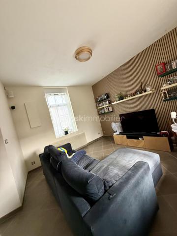 🏡 VOUS POSEZ VOS VALISES, C’EST TOUT ! ❤️

✨ HARNES – Maison individuelle entièrement rénovée – 116 m² – 3 chambres – Garage – 217 000 €

Vous rêvez d’une maison familiale où vous n’avez pas besoin de prévoir des mois de travaux avant de pouvoir en profiter ?

👉 Ne cherchez plus !

Cette jolie maison individuelle de 116 m², située à Harnes sur une parcelle de 300 m², a été entièrement rénovée et n’attend plus que ses nouveaux propriétaires.

Dès l’entrée, vous découvrez une maison chaleureuse et agréable à vivre.

❤️ LE COUP DE CŒUR :

🛋️ Un salon et un séjour communicants offrant un bel espace de vie
🍳 Une cuisine ouverte, lumineuse et conviviale
🛁 Une belle salle de bains avec douche ET baignoire
🛏️ Une chambre de 13 m² au rez-de-chaussée, avec espace bureau
🛏️ À l’étage, deux belles chambres de 16 m² et 8 m²

🌿 ET À L’EXTÉRIEUR ?

Une agréable terrasse pour les repas en famille, les apéros entre amis ou simplement profiter des beaux jours.

🚗 POUR LE STATIONNEMENT :

✔️ Garage
✔️ Allée permettant de stationner 2 véhicules supplémentaires
✔️ Cave de 15 m², propre, sèche et idéale pour le stockage

✨ LES PETITS + QUI FONT LA DIFFÉRENCE :

• Maison individuelle
• Entièrement rénovée
• Double vitrage
• Volets roulants électriques
• Triple vitrage en façade avant pour davantage de confort phonique
• Chauffage gaz de ville
• Aucun gros travaux à prévoir
• DPE C

📍 Un emplacement pratique, proche des écoles, commerces, commodités et principaux axes.

💰 PRIX : 217 000 €

❤️ Une maison familiale, rénovée et prête à vivre…

Il ne reste plus qu’une chose à faire : venir la découvrir !

📞 Contactez-moi pour organiser votre visite.

CORENTIN BARDET – BSK Immobilier
Agent commercial EI – RSAC ARRAS 10271315300017

DPE : C – 145 kWhEP/m²/an
GES : C – 29 kgéqCO₂/m²/an
Montant estimé des dépenses annuelles d’énergie : entre 1 220 € et 1 690 €.