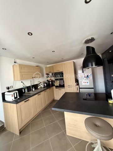 🏡 VOUS POSEZ VOS VALISES, C’EST TOUT ! ❤️

✨ HARNES – Maison individuelle entièrement rénovée – 116 m² – 3 chambres – Garage – 217 000 €

Vous rêvez d’une maison familiale où vous n’avez pas besoin de prévoir des mois de travaux avant de pouvoir en profiter ?

👉 Ne cherchez plus !

Cette jolie maison individuelle de 116 m², située à Harnes sur une parcelle de 300 m², a été entièrement rénovée et n’attend plus que ses nouveaux propriétaires.

Dès l’entrée, vous découvrez une maison chaleureuse et agréable à vivre.

❤️ LE COUP DE CŒUR :

🛋️ Un salon et un séjour communicants offrant un bel espace de vie
🍳 Une cuisine ouverte, lumineuse et conviviale
🛁 Une belle salle de bains avec douche ET baignoire
🛏️ Une chambre de 13 m² au rez-de-chaussée, avec espace bureau
🛏️ À l’étage, deux belles chambres de 16 m² et 8 m²

🌿 ET À L’EXTÉRIEUR ?

Une agréable terrasse pour les repas en famille, les apéros entre amis ou simplement profiter des beaux jours.

🚗 POUR LE STATIONNEMENT :

✔️ Garage
✔️ Allée permettant de stationner 2 véhicules supplémentaires
✔️ Cave de 15 m², propre, sèche et idéale pour le stockage

✨ LES PETITS + QUI FONT LA DIFFÉRENCE :

• Maison individuelle
• Entièrement rénovée
• Double vitrage
• Volets roulants électriques
• Triple vitrage en façade avant pour davantage de confort phonique
• Chauffage gaz de ville
• Aucun gros travaux à prévoir
• DPE C

📍 Un emplacement pratique, proche des écoles, commerces, commodités et principaux axes.

💰 PRIX : 217 000 €

❤️ Une maison familiale, rénovée et prête à vivre…

Il ne reste plus qu’une chose à faire : venir la découvrir !

📞 Contactez-moi pour organiser votre visite.

CORENTIN BARDET – BSK Immobilier
Agent commercial EI – RSAC ARRAS 10271315300017

DPE : C – 145 kWhEP/m²/an
GES : C – 29 kgéqCO₂/m²/an
Montant estimé des dépenses annuelles d’énergie : entre 1 220 € et 1 690 €.