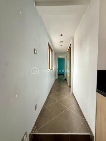 🏡 VOUS POSEZ VOS VALISES, C’EST TOUT ! ❤️

✨ HARNES – Maison individuelle entièrement rénovée – 116 m² – 3 chambres – Garage – 217 000 €

Vous rêvez d’une maison familiale où vous n’avez pas besoin de prévoir des mois de travaux avant de pouvoir en profiter ?

👉 Ne cherchez plus !

Cette jolie maison individuelle de 116 m², située à Harnes sur une parcelle de 300 m², a été entièrement rénovée et n’attend plus que ses nouveaux propriétaires.

Dès l’entrée, vous découvrez une maison chaleureuse et agréable à vivre.

❤️ LE COUP DE CŒUR :

🛋️ Un salon et un séjour communicants offrant un bel espace de vie
🍳 Une cuisine ouverte, lumineuse et conviviale
🛁 Une belle salle de bains avec douche ET baignoire
🛏️ Une chambre de 13 m² au rez-de-chaussée, avec espace bureau
🛏️ À l’étage, deux belles chambres de 16 m² et 8 m²

🌿 ET À L’EXTÉRIEUR ?

Une agréable terrasse pour les repas en famille, les apéros entre amis ou simplement profiter des beaux jours.

🚗 POUR LE STATIONNEMENT :

✔️ Garage
✔️ Allée permettant de stationner 2 véhicules supplémentaires
✔️ Cave de 15 m², propre, sèche et idéale pour le stockage

✨ LES PETITS + QUI FONT LA DIFFÉRENCE :

• Maison individuelle
• Entièrement rénovée
• Double vitrage
• Volets roulants électriques
• Triple vitrage en façade avant pour davantage de confort phonique
• Chauffage gaz de ville
• Aucun gros travaux à prévoir
• DPE C

📍 Un emplacement pratique, proche des écoles, commerces, commodités et principaux axes.

💰 PRIX : 217 000 €

❤️ Une maison familiale, rénovée et prête à vivre…

Il ne reste plus qu’une chose à faire : venir la découvrir !

📞 Contactez-moi pour organiser votre visite.

CORENTIN BARDET – BSK Immobilier
Agent commercial EI – RSAC ARRAS 10271315300017

DPE : C – 145 kWhEP/m²/an
GES : C – 29 kgéqCO₂/m²/an
Montant estimé des dépenses annuelles d’énergie : entre 1 220 € et 1 690 €.