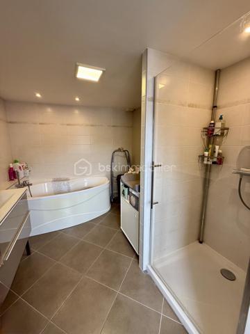 🏡 VOUS POSEZ VOS VALISES, C’EST TOUT ! ❤️

✨ HARNES – Maison individuelle entièrement rénovée – 116 m² – 3 chambres – Garage – 217 000 €

Vous rêvez d’une maison familiale où vous n’avez pas besoin de prévoir des mois de travaux avant de pouvoir en profiter ?

👉 Ne cherchez plus !

Cette jolie maison individuelle de 116 m², située à Harnes sur une parcelle de 300 m², a été entièrement rénovée et n’attend plus que ses nouveaux propriétaires.

Dès l’entrée, vous découvrez une maison chaleureuse et agréable à vivre.

❤️ LE COUP DE CŒUR :

🛋️ Un salon et un séjour communicants offrant un bel espace de vie
🍳 Une cuisine ouverte, lumineuse et conviviale
🛁 Une belle salle de bains avec douche ET baignoire
🛏️ Une chambre de 13 m² au rez-de-chaussée, avec espace bureau
🛏️ À l’étage, deux belles chambres de 16 m² et 8 m²

🌿 ET À L’EXTÉRIEUR ?

Une agréable terrasse pour les repas en famille, les apéros entre amis ou simplement profiter des beaux jours.

🚗 POUR LE STATIONNEMENT :

✔️ Garage
✔️ Allée permettant de stationner 2 véhicules supplémentaires
✔️ Cave de 15 m², propre, sèche et idéale pour le stockage

✨ LES PETITS + QUI FONT LA DIFFÉRENCE :

• Maison individuelle
• Entièrement rénovée
• Double vitrage
• Volets roulants électriques
• Triple vitrage en façade avant pour davantage de confort phonique
• Chauffage gaz de ville
• Aucun gros travaux à prévoir
• DPE C

📍 Un emplacement pratique, proche des écoles, commerces, commodités et principaux axes.

💰 PRIX : 217 000 €

❤️ Une maison familiale, rénovée et prête à vivre…

Il ne reste plus qu’une chose à faire : venir la découvrir !

📞 Contactez-moi pour organiser votre visite.

CORENTIN BARDET – BSK Immobilier
Agent commercial EI – RSAC ARRAS 10271315300017

DPE : C – 145 kWhEP/m²/an
GES : C – 29 kgéqCO₂/m²/an
Montant estimé des dépenses annuelles d’énergie : entre 1 220 € et 1 690 €.
