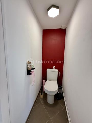 🏡 VOUS POSEZ VOS VALISES, C’EST TOUT ! ❤️

✨ HARNES – Maison individuelle entièrement rénovée – 116 m² – 3 chambres – Garage – 217 000 €

Vous rêvez d’une maison familiale où vous n’avez pas besoin de prévoir des mois de travaux avant de pouvoir en profiter ?

👉 Ne cherchez plus !

Cette jolie maison individuelle de 116 m², située à Harnes sur une parcelle de 300 m², a été entièrement rénovée et n’attend plus que ses nouveaux propriétaires.

Dès l’entrée, vous découvrez une maison chaleureuse et agréable à vivre.

❤️ LE COUP DE CŒUR :

🛋️ Un salon et un séjour communicants offrant un bel espace de vie
🍳 Une cuisine ouverte, lumineuse et conviviale
🛁 Une belle salle de bains avec douche ET baignoire
🛏️ Une chambre de 13 m² au rez-de-chaussée, avec espace bureau
🛏️ À l’étage, deux belles chambres de 16 m² et 8 m²

🌿 ET À L’EXTÉRIEUR ?

Une agréable terrasse pour les repas en famille, les apéros entre amis ou simplement profiter des beaux jours.

🚗 POUR LE STATIONNEMENT :

✔️ Garage
✔️ Allée permettant de stationner 2 véhicules supplémentaires
✔️ Cave de 15 m², propre, sèche et idéale pour le stockage

✨ LES PETITS + QUI FONT LA DIFFÉRENCE :

• Maison individuelle
• Entièrement rénovée
• Double vitrage
• Volets roulants électriques
• Triple vitrage en façade avant pour davantage de confort phonique
• Chauffage gaz de ville
• Aucun gros travaux à prévoir
• DPE C

📍 Un emplacement pratique, proche des écoles, commerces, commodités et principaux axes.

💰 PRIX : 217 000 €

❤️ Une maison familiale, rénovée et prête à vivre…

Il ne reste plus qu’une chose à faire : venir la découvrir !

📞 Contactez-moi pour organiser votre visite.

CORENTIN BARDET – BSK Immobilier
Agent commercial EI – RSAC ARRAS 10271315300017

DPE : C – 145 kWhEP/m²/an
GES : C – 29 kgéqCO₂/m²/an
Montant estimé des dépenses annuelles d’énergie : entre 1 220 € et 1 690 €.