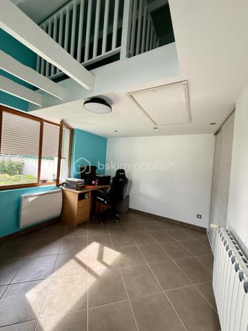🏡 VOUS POSEZ VOS VALISES, C’EST TOUT ! ❤️

✨ HARNES – Maison individuelle entièrement rénovée – 116 m² – 3 chambres – Garage – 217 000 €

Vous rêvez d’une maison familiale où vous n’avez pas besoin de prévoir des mois de travaux avant de pouvoir en profiter ?

👉 Ne cherchez plus !

Cette jolie maison individuelle de 116 m², située à Harnes sur une parcelle de 300 m², a été entièrement rénovée et n’attend plus que ses nouveaux propriétaires.

Dès l’entrée, vous découvrez une maison chaleureuse et agréable à vivre.

❤️ LE COUP DE CŒUR :

🛋️ Un salon et un séjour communicants offrant un bel espace de vie
🍳 Une cuisine ouverte, lumineuse et conviviale
🛁 Une belle salle de bains avec douche ET baignoire
🛏️ Une chambre de 13 m² au rez-de-chaussée, avec espace bureau
🛏️ À l’étage, deux belles chambres de 16 m² et 8 m²

🌿 ET À L’EXTÉRIEUR ?

Une agréable terrasse pour les repas en famille, les apéros entre amis ou simplement profiter des beaux jours.

🚗 POUR LE STATIONNEMENT :

✔️ Garage
✔️ Allée permettant de stationner 2 véhicules supplémentaires
✔️ Cave de 15 m², propre, sèche et idéale pour le stockage

✨ LES PETITS + QUI FONT LA DIFFÉRENCE :

• Maison individuelle
• Entièrement rénovée
• Double vitrage
• Volets roulants électriques
• Triple vitrage en façade avant pour davantage de confort phonique
• Chauffage gaz de ville
• Aucun gros travaux à prévoir
• DPE C

📍 Un emplacement pratique, proche des écoles, commerces, commodités et principaux axes.

💰 PRIX : 217 000 €

❤️ Une maison familiale, rénovée et prête à vivre…

Il ne reste plus qu’une chose à faire : venir la découvrir !

📞 Contactez-moi pour organiser votre visite.

CORENTIN BARDET – BSK Immobilier
Agent commercial EI – RSAC ARRAS 10271315300017

DPE : C – 145 kWhEP/m²/an
GES : C – 29 kgéqCO₂/m²/an
Montant estimé des dépenses annuelles d’énergie : entre 1 220 € et 1 690 €.