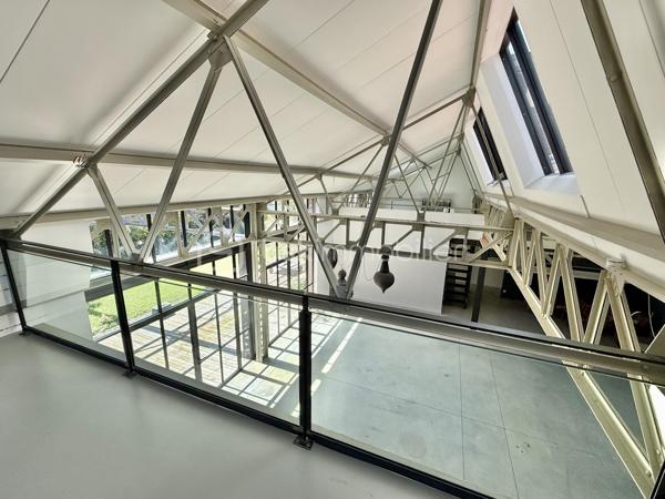 À Amiens, aux portes du quartier recherché d’Henriville, à quelques minutes à pied du centre-ville, du Cirque Jules Verne et de la gare, découvrez un bien absolument hors normes, issu de la transformation spectaculaire d’un ancien bâtiment industriel.

La pièce maîtresse de cet ensemble est un loft de 400 m² habitables, vendu libre de toute occupation, offrant des volumes et une architecture particulièrement rares sur le marché amiénois.
Dès l’entrée, le caractère du lieu s’impose : structures métalliques industrielles d’origine, verrières monumentales réalisées sur mesure par un artisan d’art, volumes ouverts, hauteurs impressionnantes et omniprésence de la lumière naturelle.

Le loft s’organise autour d’une pièce de vie de plus de 100 m², véritable espace de réception largement ouvert sur l’extérieur. La distribution propose plusieurs espaces de vie, plusieurs chambres et suites, des mezzanines ainsi que de nombreuses possibilités d’aménagement permettant d’adapter le lieu à différents modes de vie.

Malgré ses dimensions exceptionnelles et sa proximité avec le cœur d’Amiens et Henriville, le bien conserve une véritable intimité grâce à son jardin arboré sans vis-à-vis et ses terrasses. Une combinaison particulièrement rare entre architecture industrielle, volumes XXL et véritable extérieur privatif en ville.

À cet ensemble viennent s’ajouter trois studios meublés d’environ 31 à 33 m² chacun, actuellement loués, permettant de bénéficier immédiatement de revenus locatifs en complément du loft.
Les trois studios représentent actuellement 1 740 € de loyers mensuels charges comprises, soit 20 880 € par an. 

L’ensemble bénéficie également de trois places de stationnement.

Un bien destiné à ceux qui recherchent avant tout un lieu de vie exceptionnel à Amiens, aux portes d’Henriville, avec l’avantage supplémentaire d’un patrimoine locatif générant déjà des revenus.
Loft 396 m² libre • 3 studios loués • près de 500 m² habitables au total • jardin arboré sans vis-à-vis • terrasses • verrières monumentales • architecture industrielle • 3 stationnements • 20 880 € de loyers annuels CC.

Taxe foncière: 6876€

Dossier complet et visite sur demande.