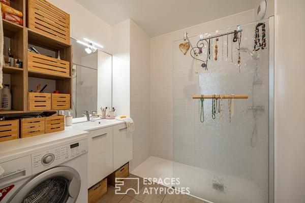 Appartement avec terrasse au dernier étage dans un immeuble contemporain