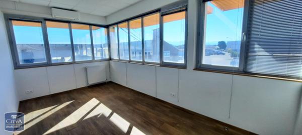 Local professionnel à louer 107m²