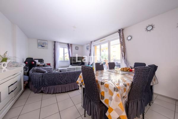 Appartement t4, terrasse et 2 places de parkings