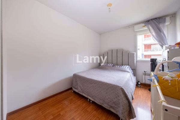 Appartement t4, terrasse et 2 places de parkings