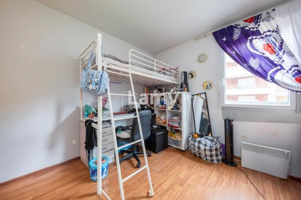 Appartement t4, terrasse et 2 places de parkings