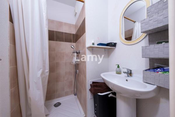 Appartement t4, terrasse et 2 places de parkings