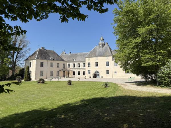 Château Renaissance et du XVIIIe, forte empreinte historique Napoléonienne, proche de Chaumont (52)