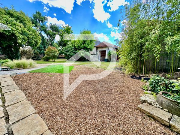 CENTRE DE MIREBEAU - PROPRIETE EXCEPTIONNELLE - CACHET - BEAUX VOLUMES - 242m² - 4/5 CHAMBRES