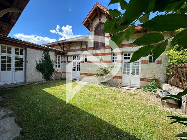 CENTRE DE MIREBEAU - PROPRIETE EXCEPTIONNELLE - CACHET - BEAUX VOLUMES - 242m² - 4/5 CHAMBRES